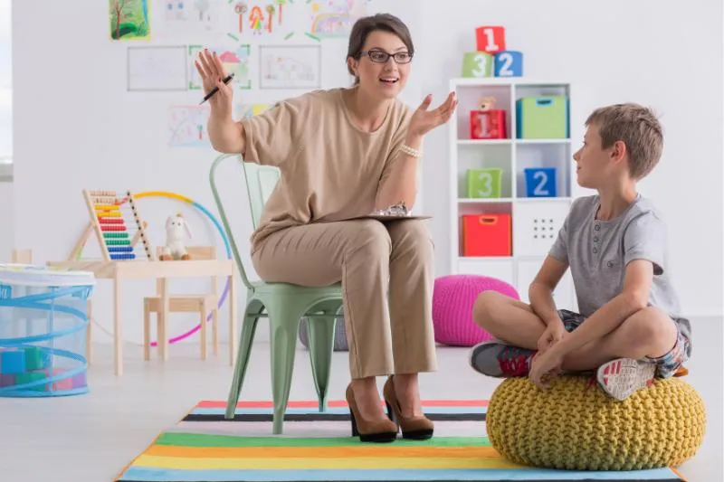 Ile faktycznie wynosi etat pedagoga szkolnego? Odkryj aktualne normy etatowe