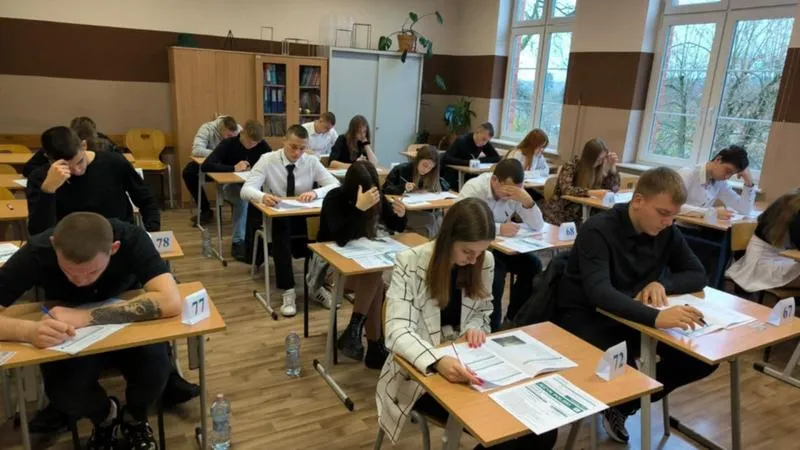 Jak długo trwa próbna matura z angielskiego? Kluczowe informacje i praktyczne porady