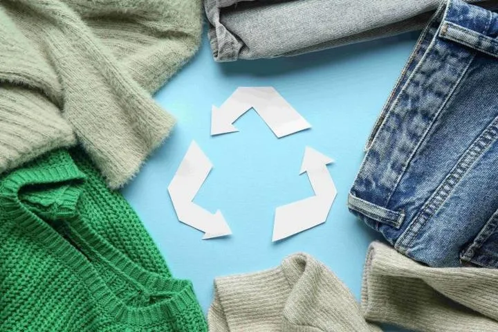 Jak kreatywnie wykorzystać stare ubrania? Sprawdzone sposoby na recykling tekstyliów