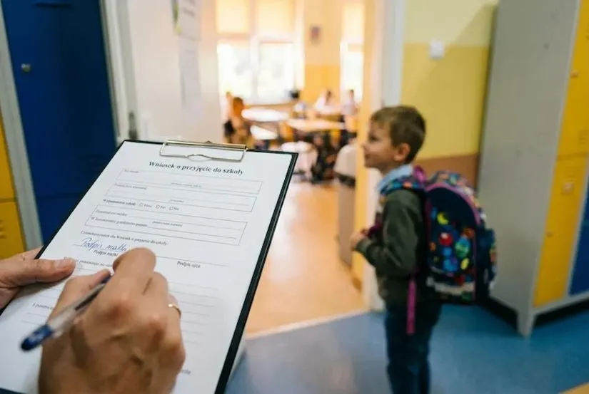 Jak sprawnie przeprowadzić dziecko przez zmianę szkoły w wakacje?